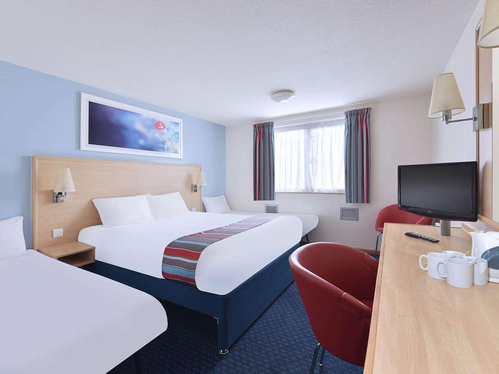 Travelodge Aberdeen Airport Habitación foto
